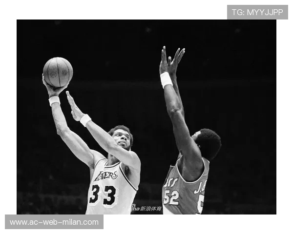 NBA转身背扣无比流畅：运动中的艺术与极致表现