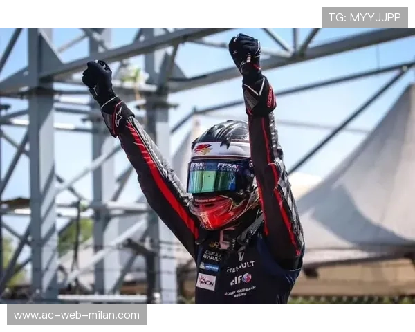 中国赛车手达成历史突破!首次登上国际领奖台 中国赛车手达成历史突破!首次登上国际领奖台